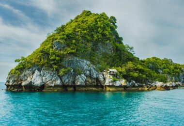 Island Hopping in the Philippines: A Tropical Tapestry of Adventure